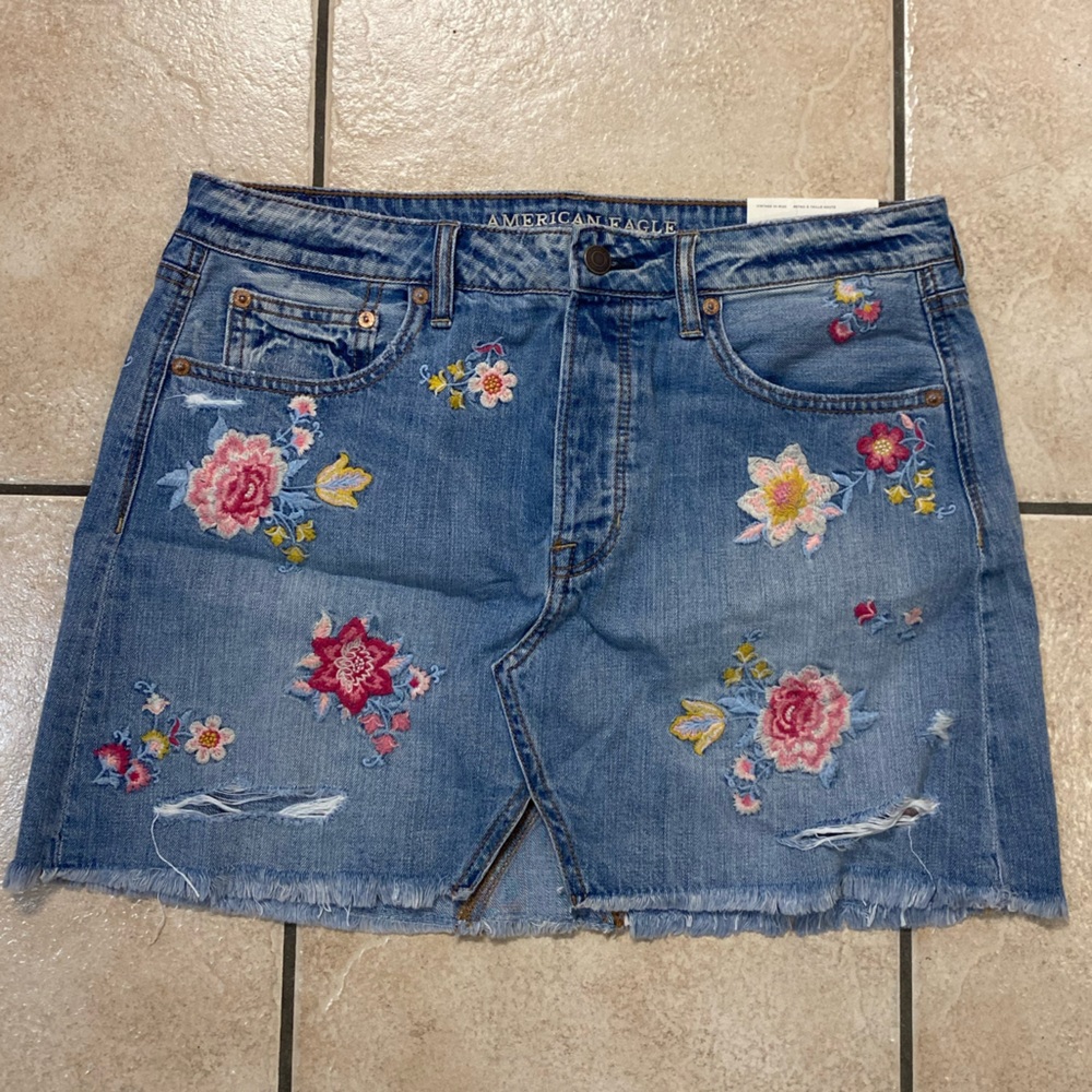 Embroidered Mini Skirt. Size 12
